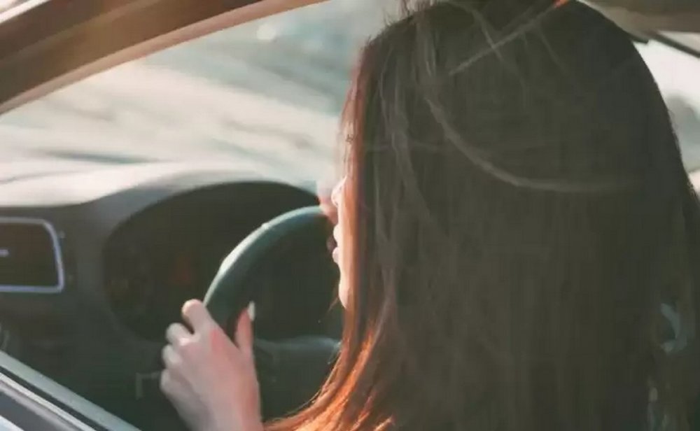 Паркування не за планом: водійка потрапила в курйозну ситуацію (ВІДЕО)
