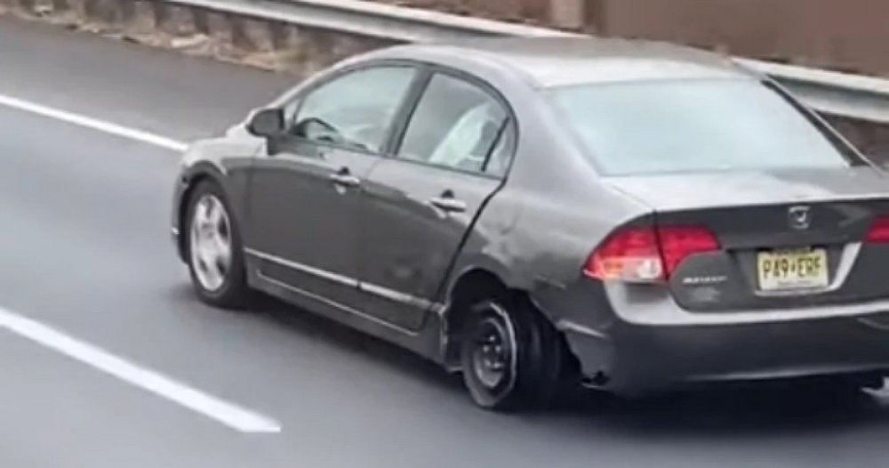 У США водійка Honda вразила їздою на покришці зі швидкістю 100 км/год (ВІДЕО)