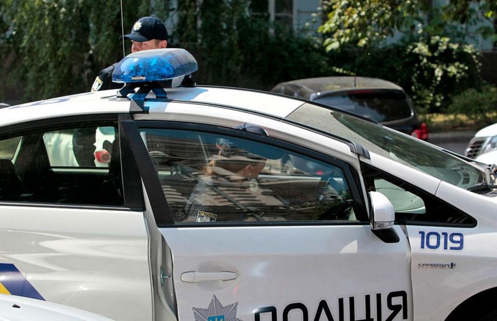 П’яний і без прав: у Києві водій Audi на швидкості протаранив світлофор (ВІДЕО)