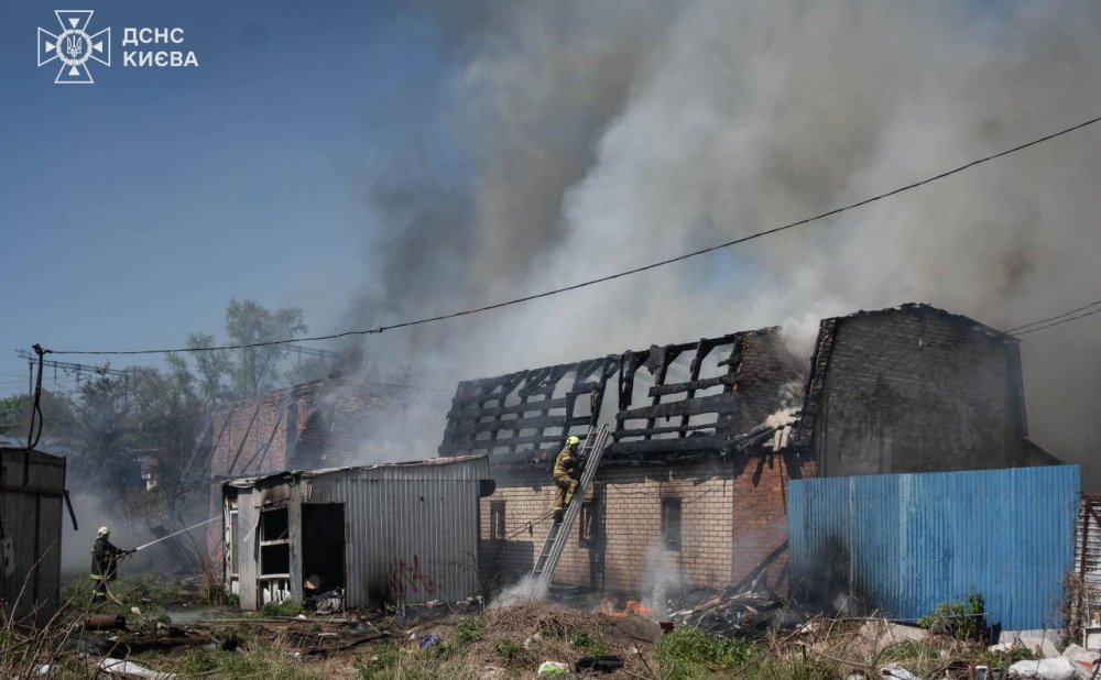 На Оболоні загорілася трава, вогонь перекинувся на двоповерхову будівлю (ФОТО)