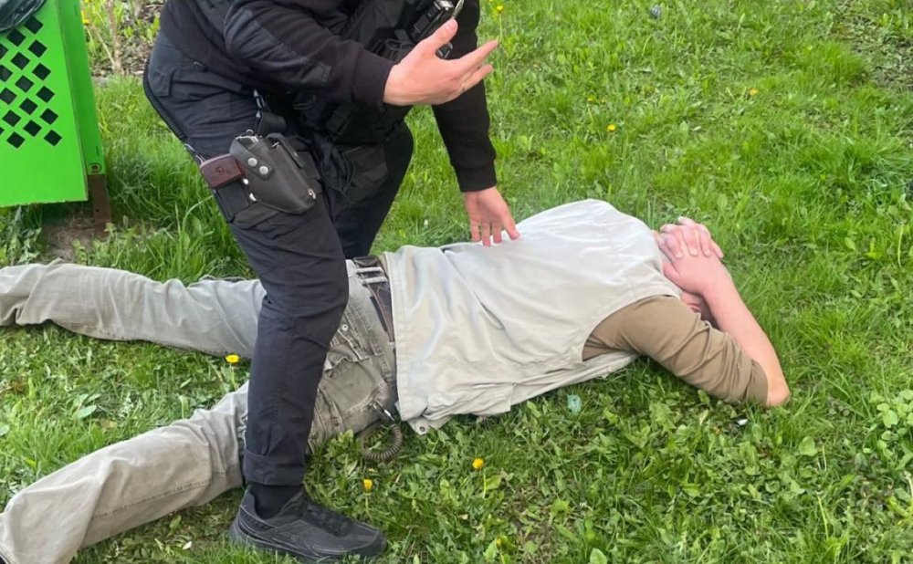 У столичному парку затримали чоловіка з бойовою гранатою (ФОТО)