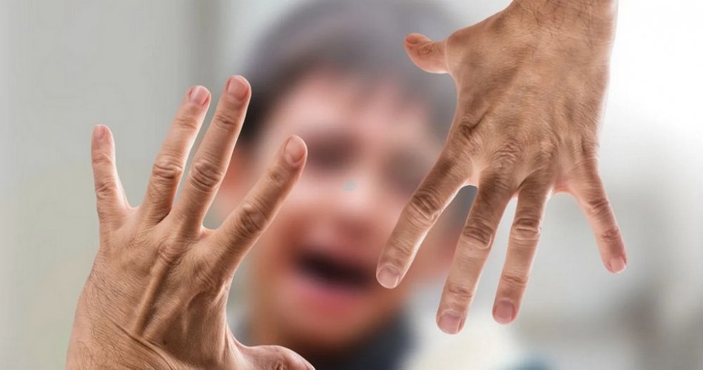 Після формальної перевірки служби у справах дітей горе-мати катувала сина ще 9 місяців