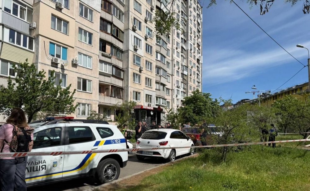У Києві чоловік зірвався з 11 поверху