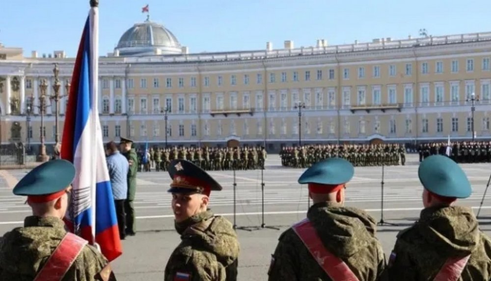 У Новосибірську жителів привітав із 9 травня орангутанг (ФОТО)