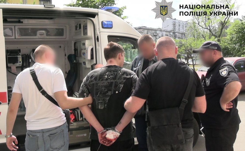 На Оболоні затримали іноземця, який намагався вбити киянина: хлопець випав з 11 поверху (ВІДЕО)