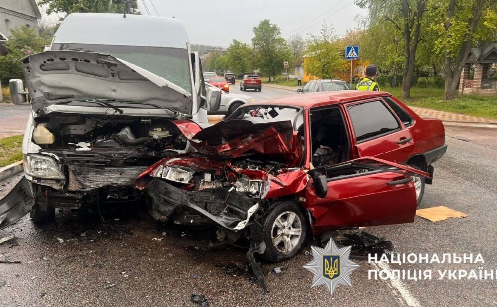 На Обухівщині ВАЗ-21 099 влетів у Mercedes на зустрічній смузі