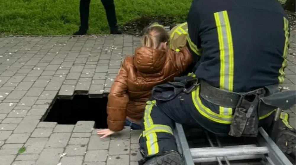 В Одесі школярка впала у 4-метрову яму – під дитиною провалилася тротуарна плитка (ВІДЕО)