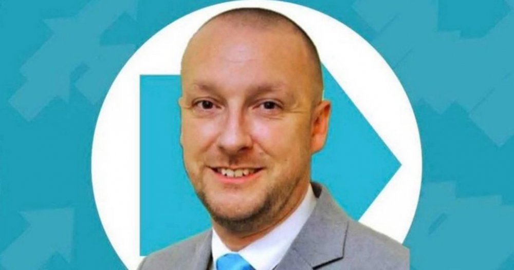 У Британії депутат від правопопулістів виявився геєм і порнозіркою, вибачатися відмовився і здав мандат