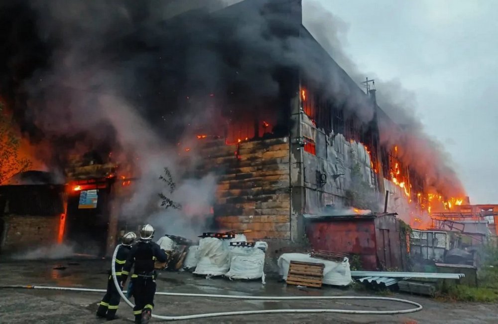 В Ірпені ліквідували масштабну пожежу на меблевому підприємстві (ВІДЕО)
