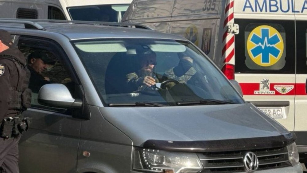 Львів'яни "налетіли" на бус ТЦК і витягнули з нього чоловіка, якого хотіли мобілізувати (ВІЛЕО)