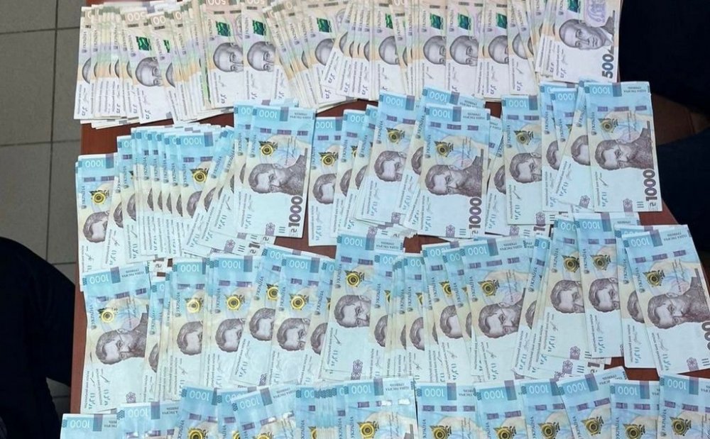 На Київщині посадовець зі спільниками наживалися на людях, чиє житло зруйнувала війна