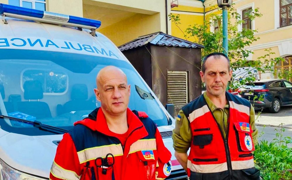 У столиці двічі реанімували 35-річного чоловіка, який стрибнув з сьомого поверху