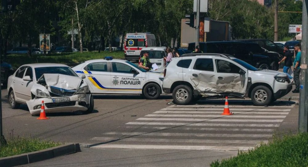 У Дніпрі на Поля Renault перекинувся на бік після зіткнення зі Skoda (ВІДЕО)
