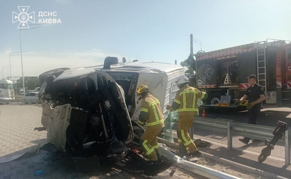 Смертельна ДТП у Києві: на Богатирській після удару перекинувся Volkswagen (ФОТО)