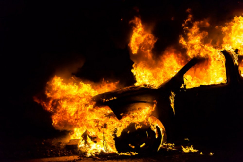 На Київщині чоловік через конфлікт спалив автомобіль опонентки
