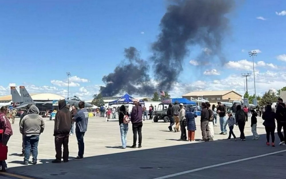 У США під час авіашоу зіткнулися два винищувачі F/A-18, екіпажі катапультувалися (ВІДЕО)