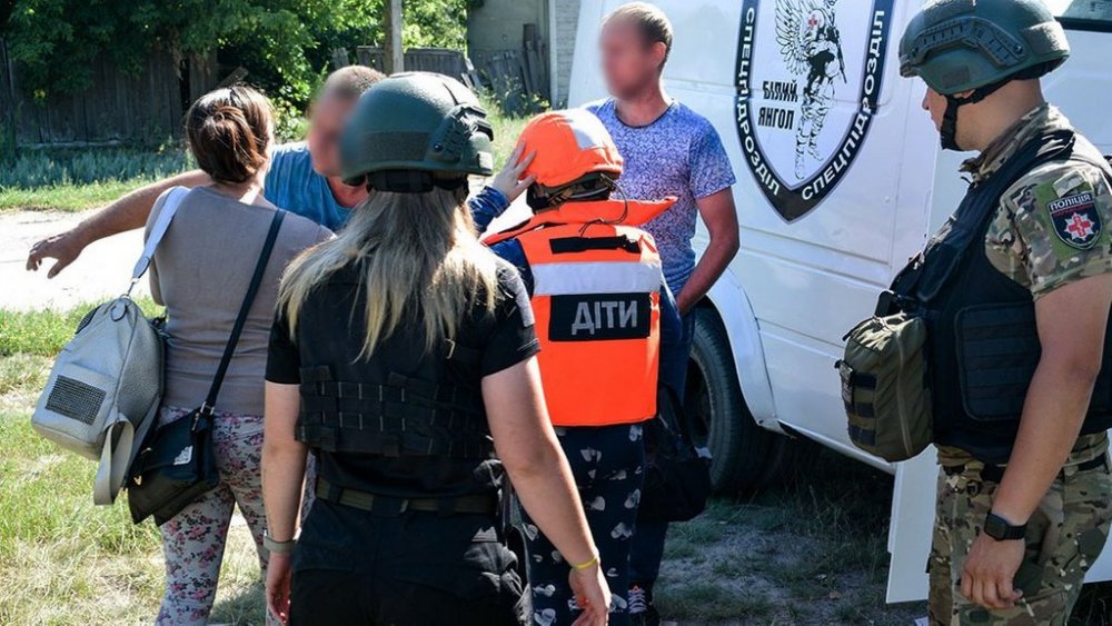 «Білі янголи» вивезли з-під обстрілів шістьох жителів прикордоння Сумщини (ВІДЕО)