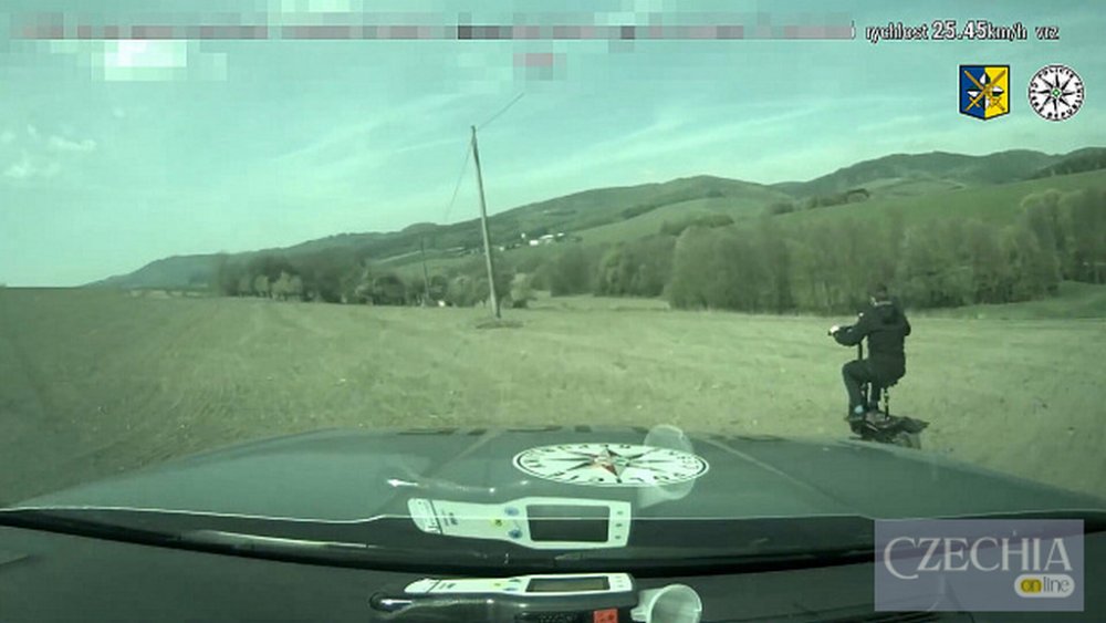 У Чехії "гонщик" намагався втекти від поліції на електросамокаті (ВІДЕО)