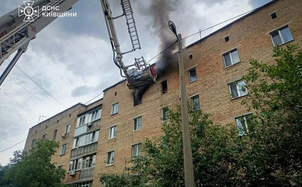 Під час пожежі в Ірпені рятувальники зняли з висоти чоловіка (ВІДЕО)