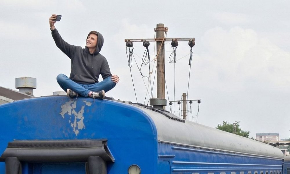 «Укрзалізниця» попереджає про смертельну небезпеку селфі на дахах вагонів (ВІДЕО)