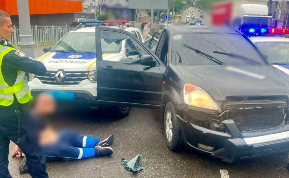 У Києві п’яний водій на авто без номерів тікав від патрульних та пошкодив три службові машини (ФОТО)