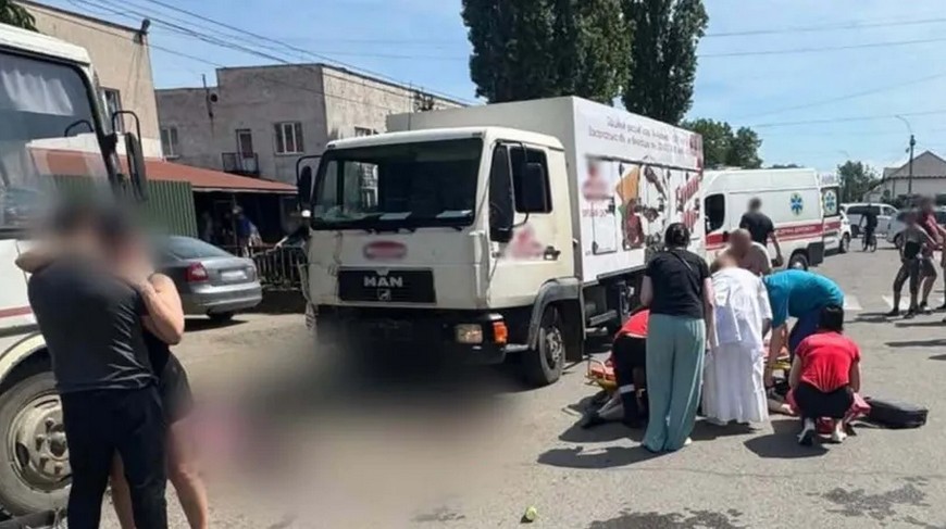 На Закарпатті вантажівка наїхала на людей, які виходили з маршрутки (ФОТО)