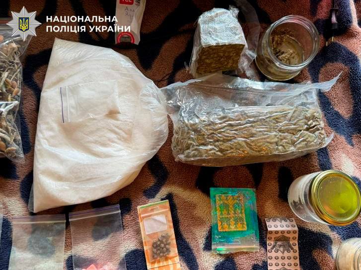 У Києві затримали організатора нарковечірок, який збував наркотики вдома (ФОТО)