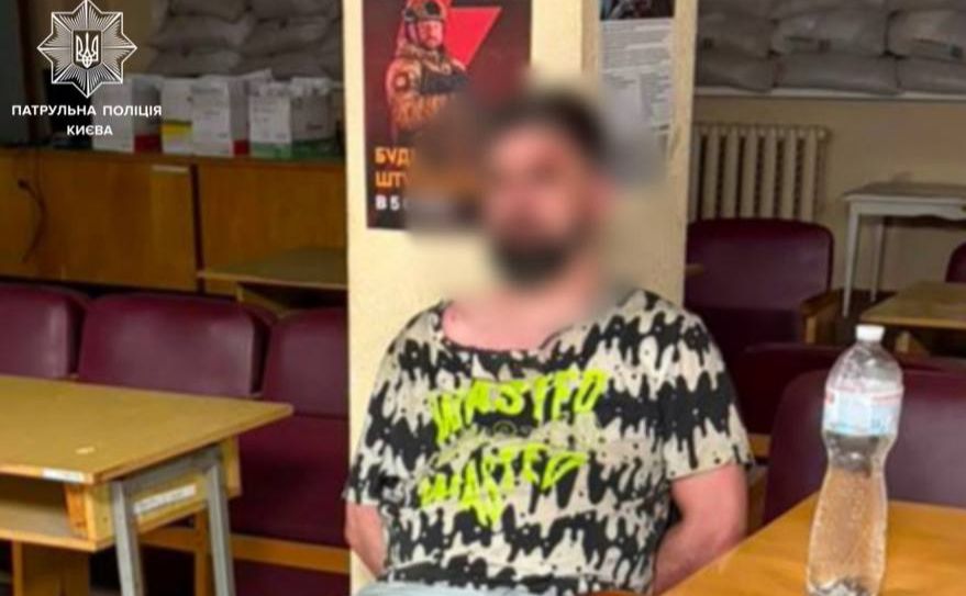 Поліція затримала водія, який їхав по тротуару в Деснянському районі в авто із заклеєними номерами (ФОТО)