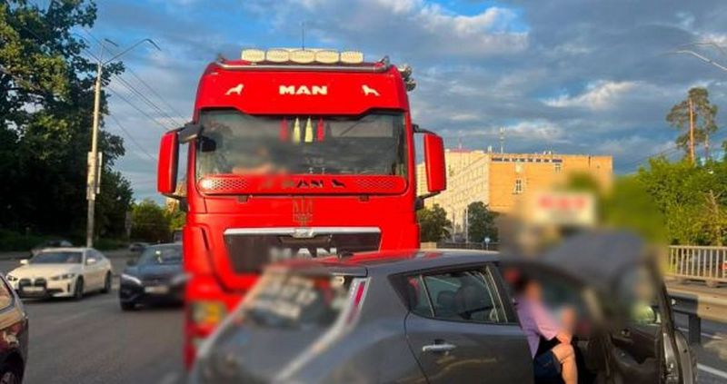 У Києві на проспекті Берестейському сталася масштабна ДТП