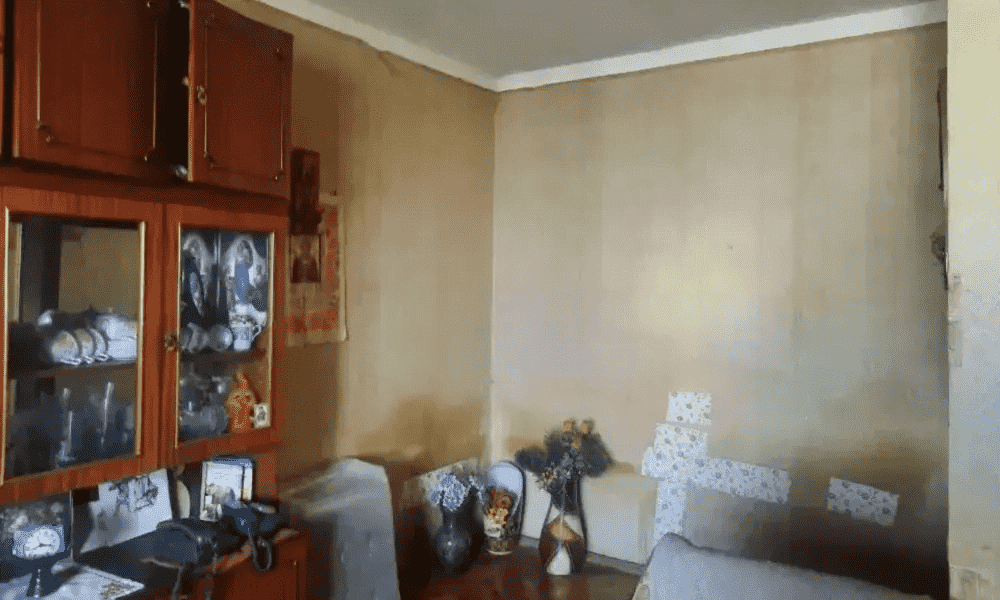 Продали житло за борги та вибили двері: у Києві дідусь потрапив до лікарні після того, як ріелтор викупив його квартиру за безцінь