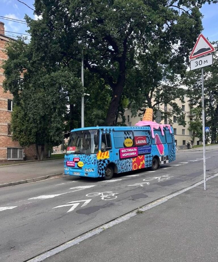 У Києві помітили автобус із гігантським морозивом на даху (ФОТО)