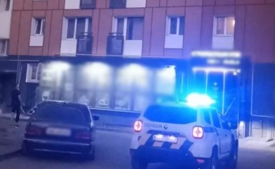 У Бородянці жінка впала з четвертого поверху на дах магазину