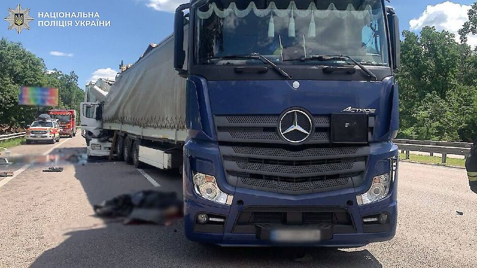 Лагодив фуру та загинув під її колесами: у Києві смертельна ДТП забрала життя двох водіїв