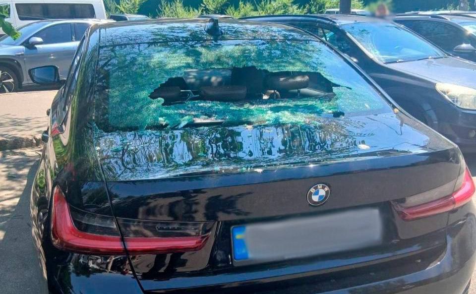 У Києві п’яний покидьок розбивав вікна припаркованих автомобілів металевою палицею (ФОТО)