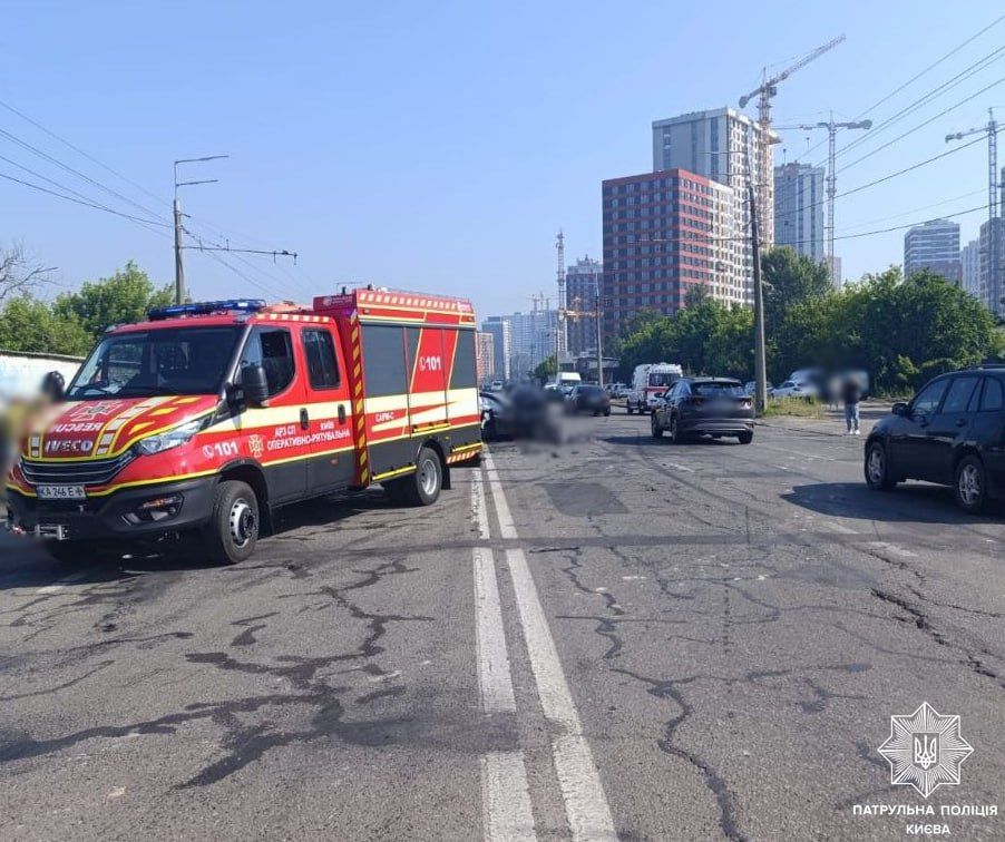 Смертельна ДТП в Києві на Виговського: автівку зім’яло наче консервну банку (ФОТО)