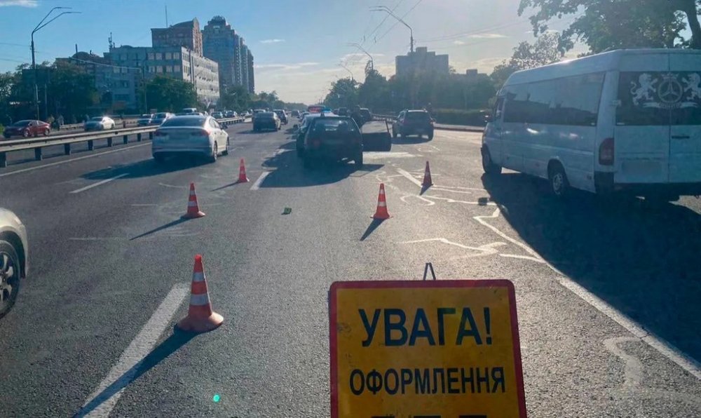 У Києві пʼяний водій влаштував масову ДТП: пасажирці порізало шию склом (ФОТО)