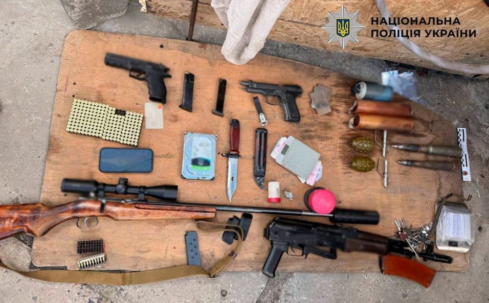 У Києві чоловік погрожував поліцейським гранатою під час обшуку в справі про нарколабораторії (ВІДЕО)