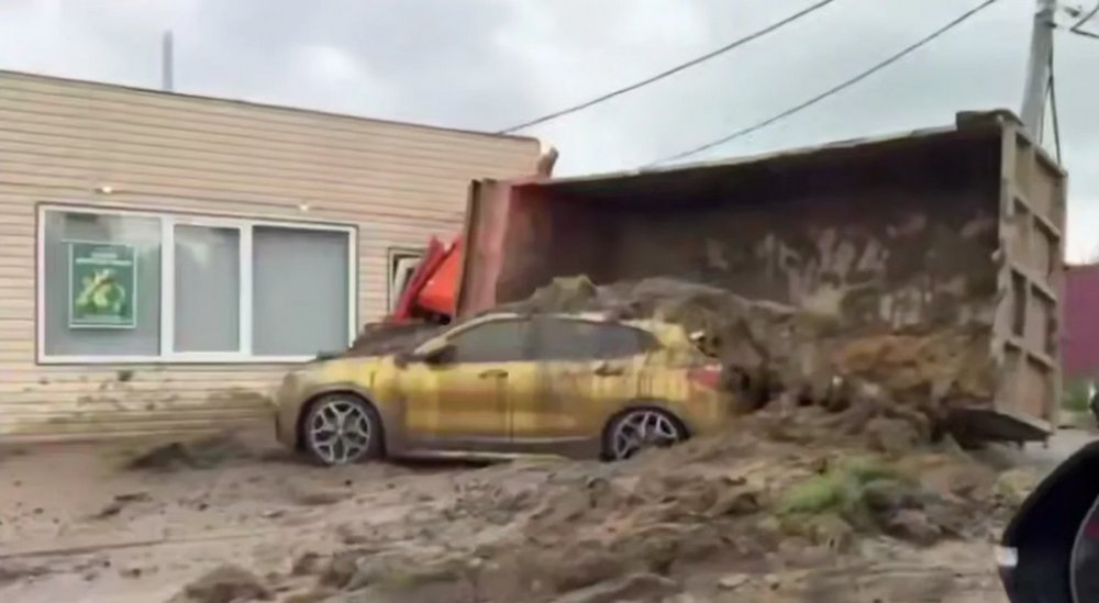У Росії вантажівка з гноєм перекинулася на золотий BMW: відео курйозної ДТП