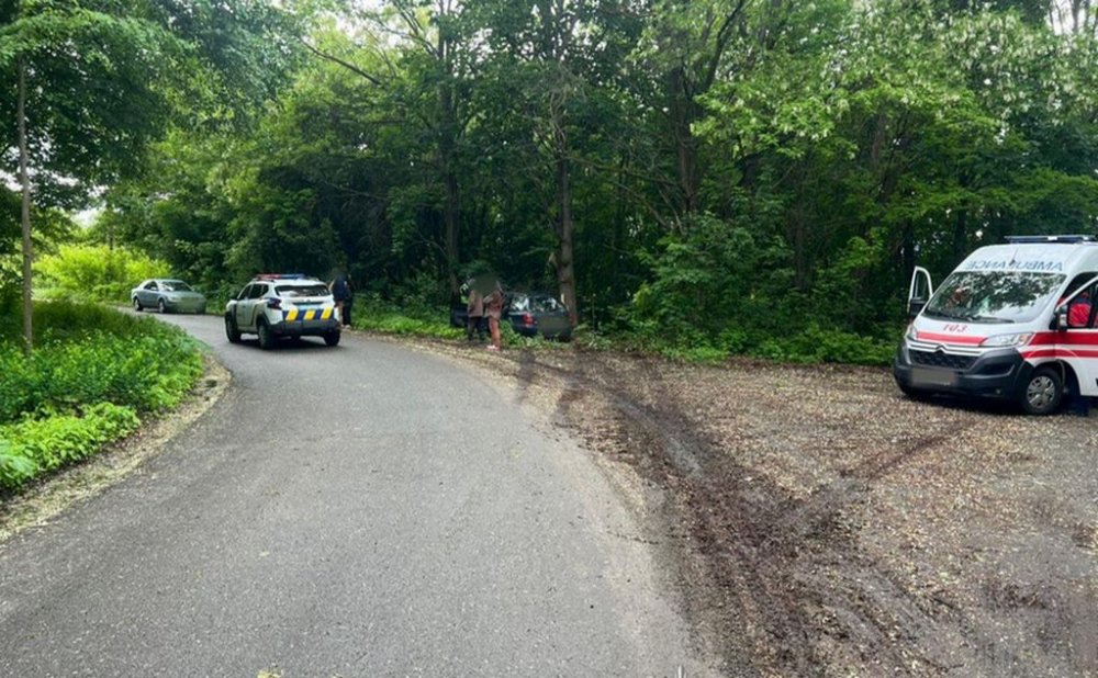 На Київщині п’яний водій на Audi врізався в дерево: його пасажир загинув