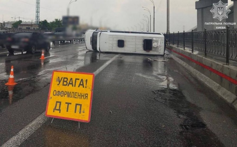 В Києві перекинувся автобус: ускладнений рух у напрямку Північного мосту