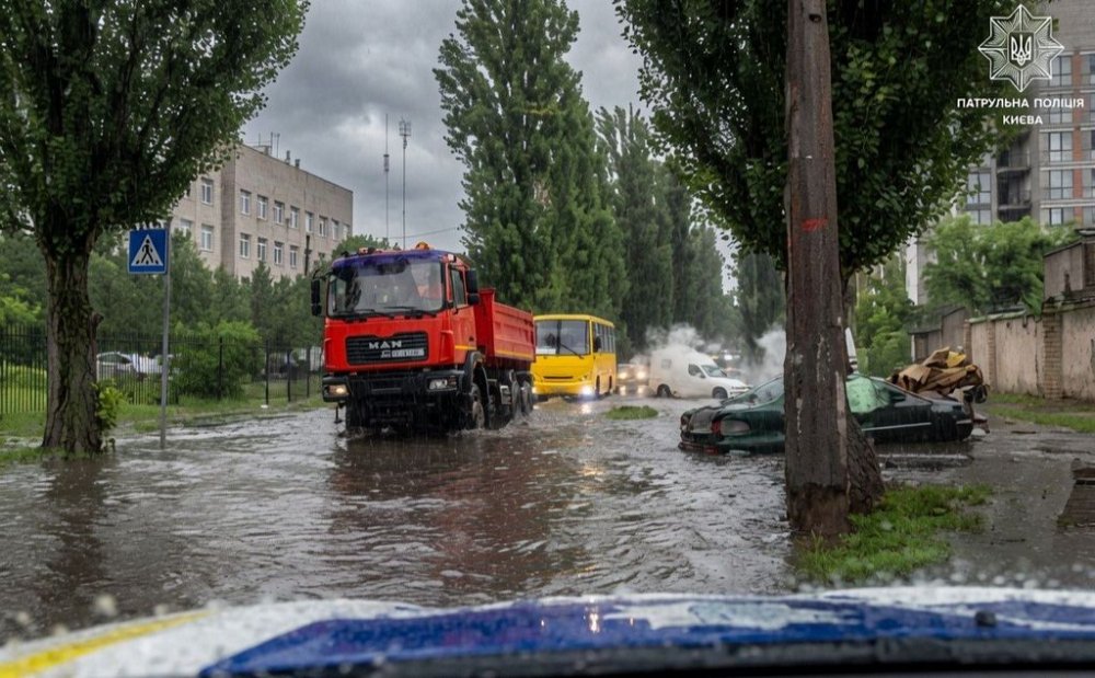 В Деснянському районі Києва «пливе» вулиця Академіка Кухаря (ВІДЕО)