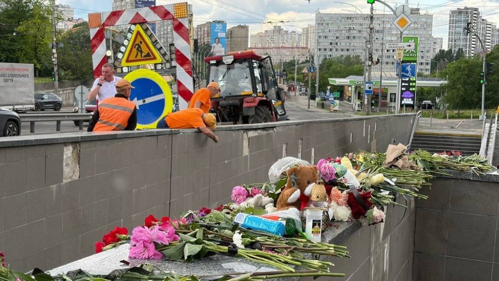 «Не дійшов додому 200 метрів»: у Києві згадують 12-річного хлопчика та виховательку, які загинули в ДТП на Караваєвих дачах