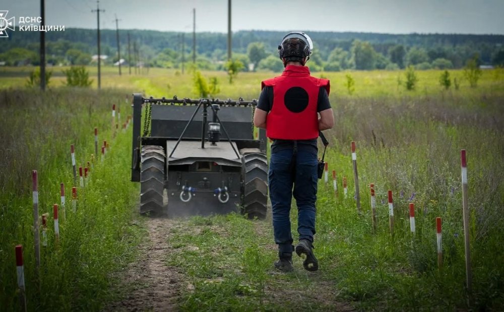У Бучанському районі триває гуманітарне розмінування територій (ФОТО)