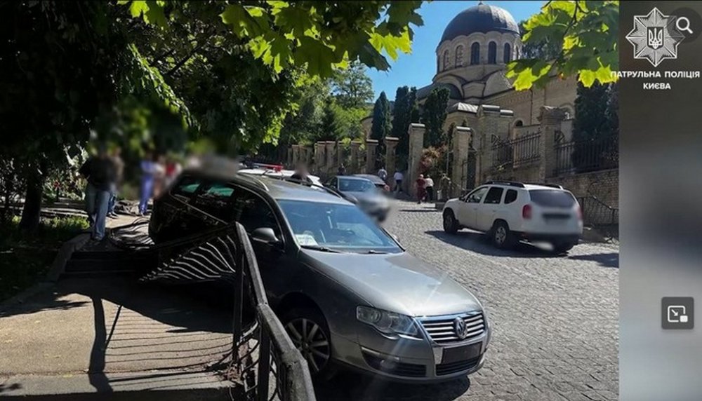 У Києві водій напідпитку тікав заднім ходом та вчинив ДТП (ВІДЕО)
