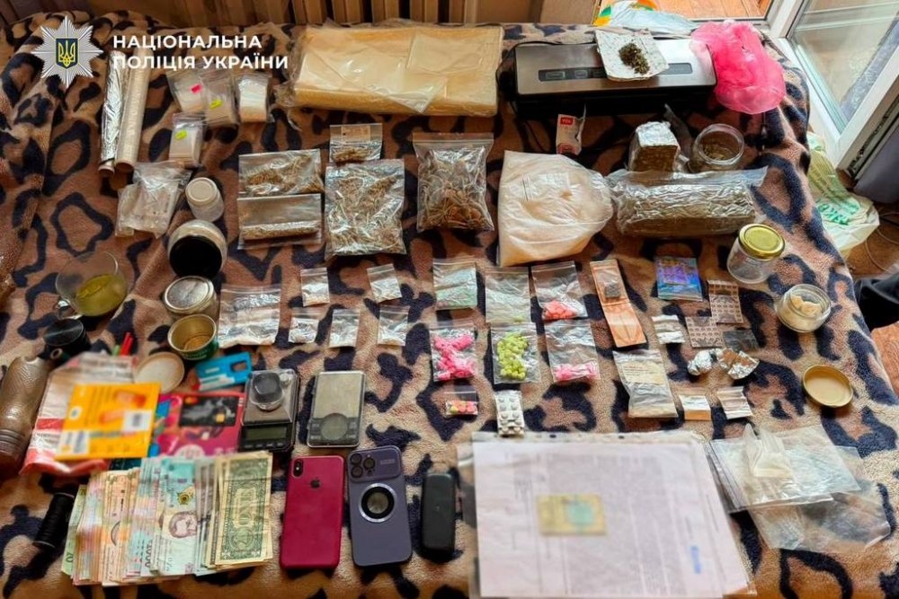 У Києві затримали організатора нарковечірок, який збував наркотики вдома (ФОТО)