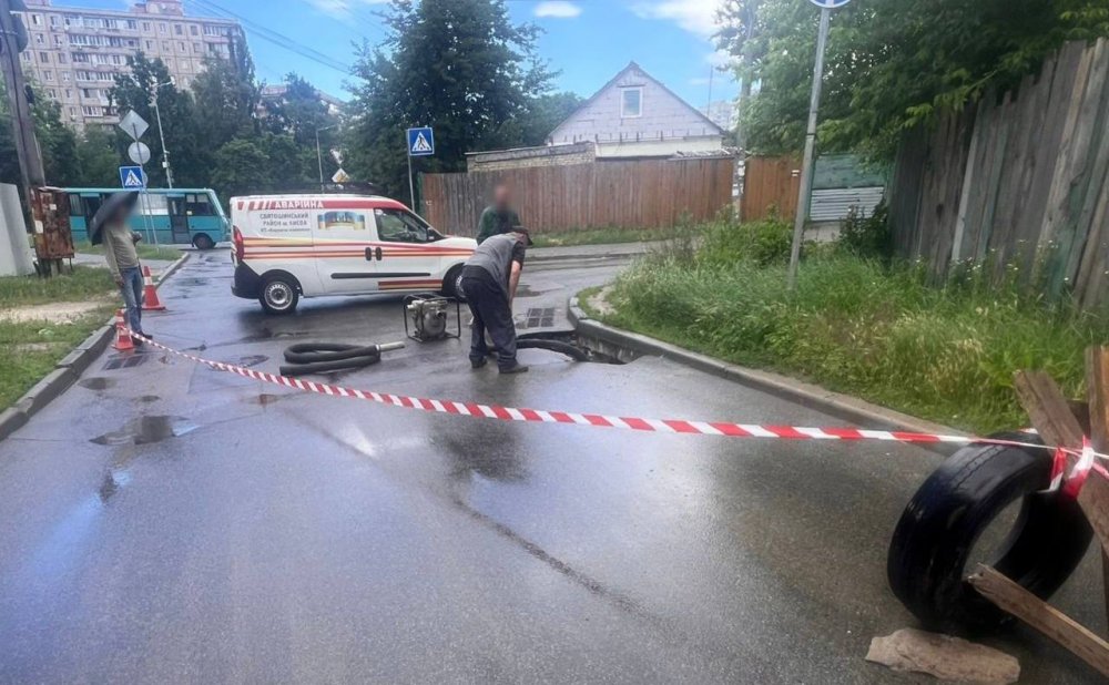 У Києві на вулиці Ушакова провалився асфальт: рух транспорту частково ускладнений (ФОТО)