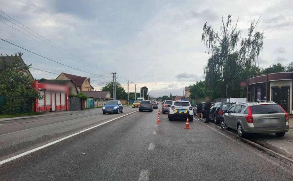 На Київщині жінка перебігала дорогу та потрапила під колеса авто