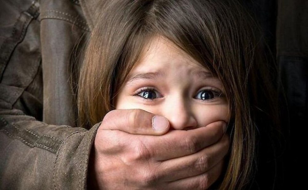 У Бучі педофіл увірвався вночі до дитячої кімнати та намагався зґвалтувати 8-річну дівчинку