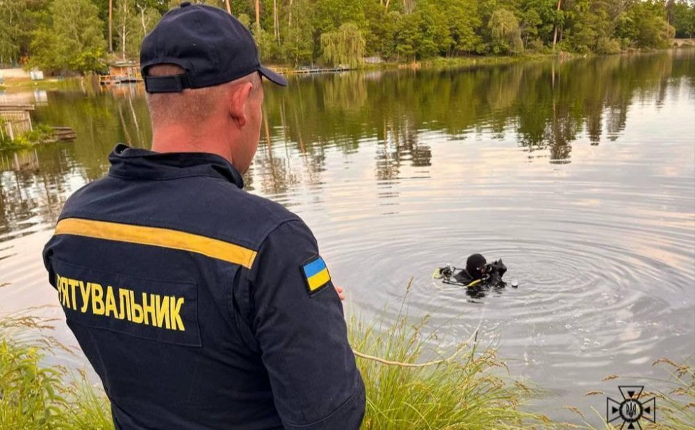 З озера у Голосієві врятували чоловіка: трагедії вдалося уникнути (ВІДЕО)
