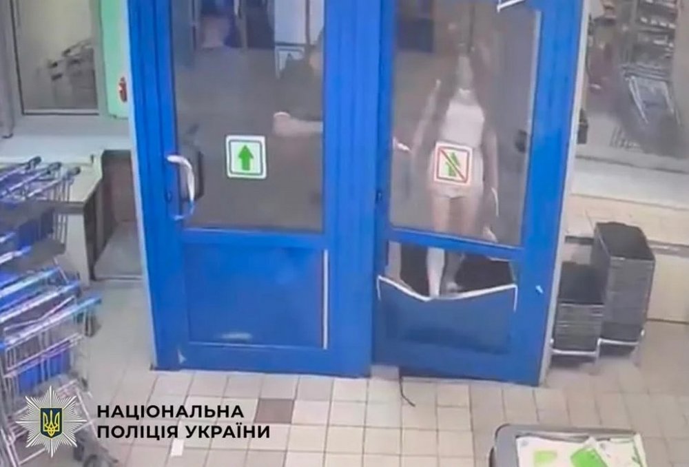 У Києві п’яна дівчина розбила двері супермаркету через відмову продати алкоголь